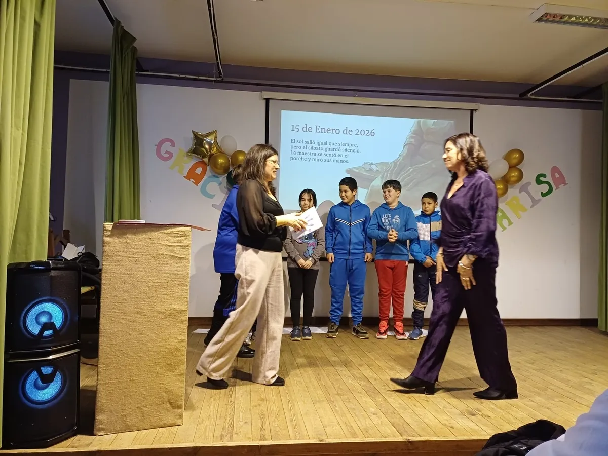 Homenaje a la maestra Marisa García Benito por su jubilación en Hinojosa 