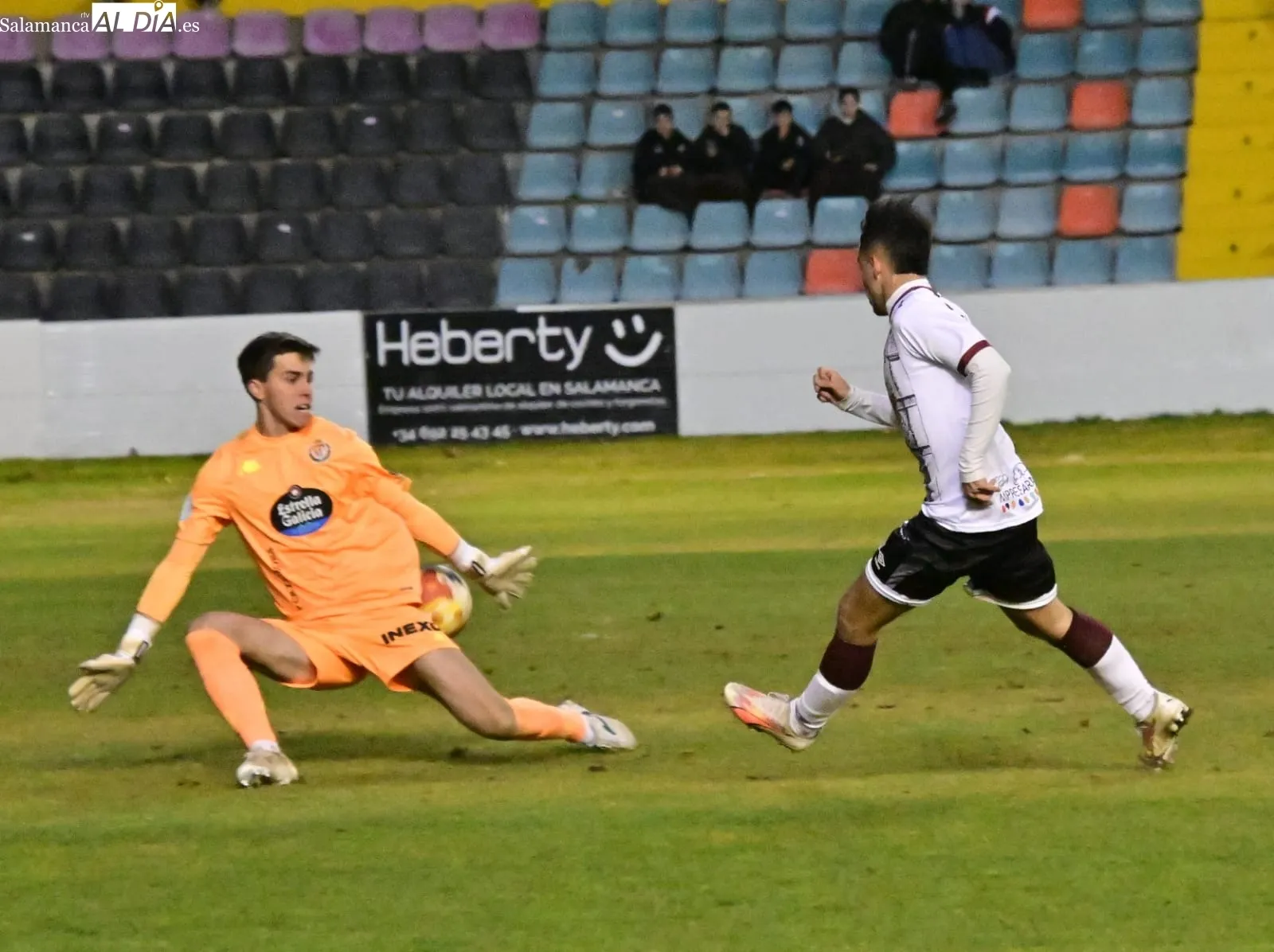 Foto 2 - FOTOS | El Salamanca UDS deja KO al Valladolid Promesas con una gran segunda parte y suma su primer triunfo de 2026 (3-0)