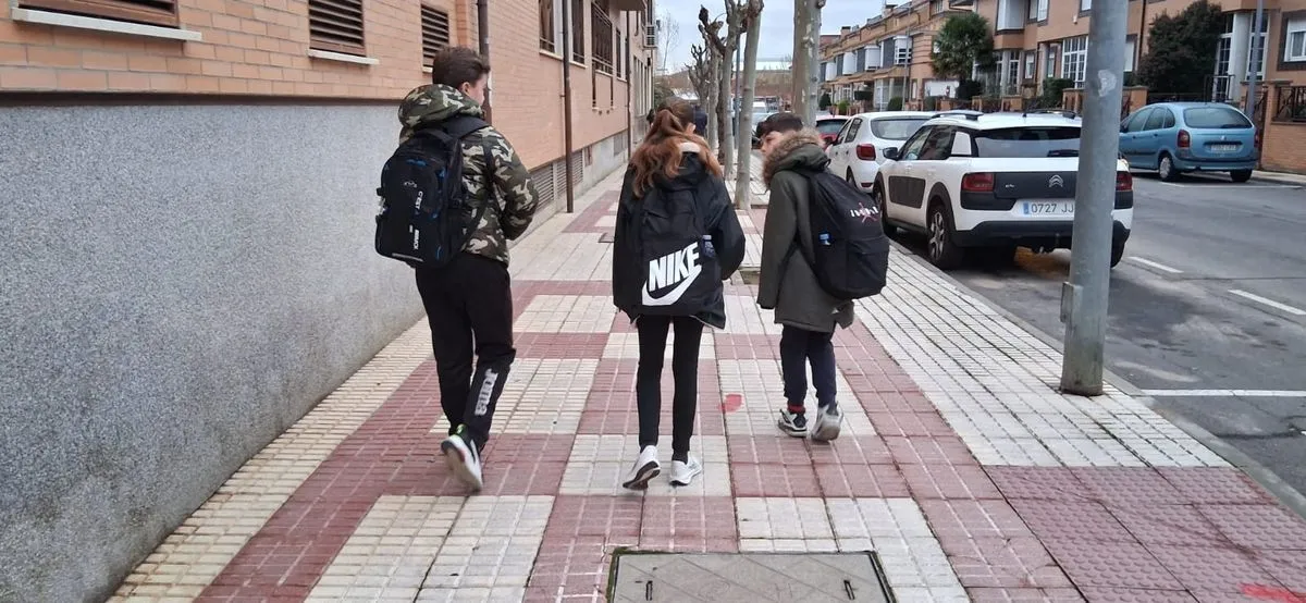 Foto 3 - M&aacute;s de medio millar de escolares de Carbajosa participan en el sellado del pasaporte &lsquo;Al cole vamos andando&rsquo;