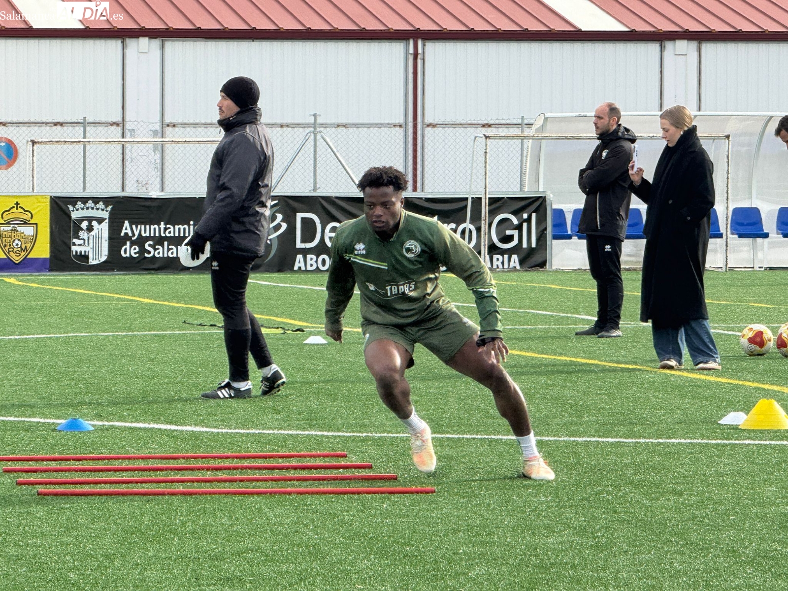 FOTOS | Chibozo se entrena por primera vez en el Reina Sofía con Unionistas y la clave del idioma: Un poco de español, inglés, italiano, francés...