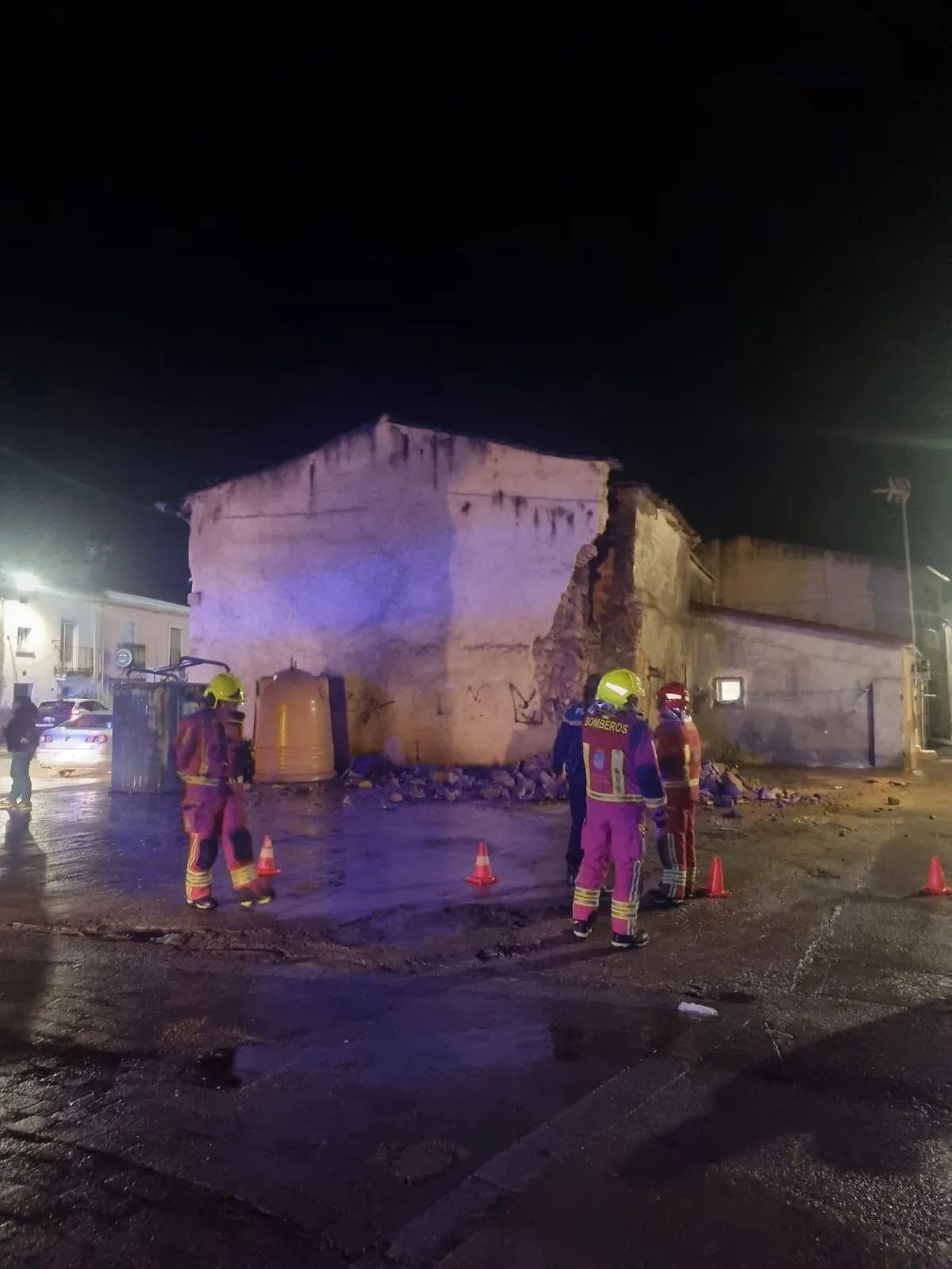 Derrumbe de la pared de una casa antigua en el Barrio el Puente 