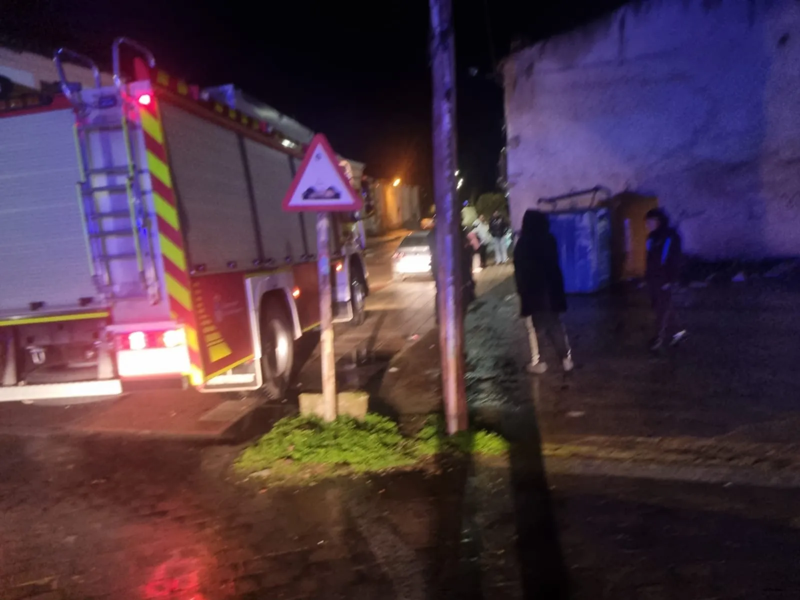 Derrumbe de la pared de una casa antigua en el Barrio el Puente 