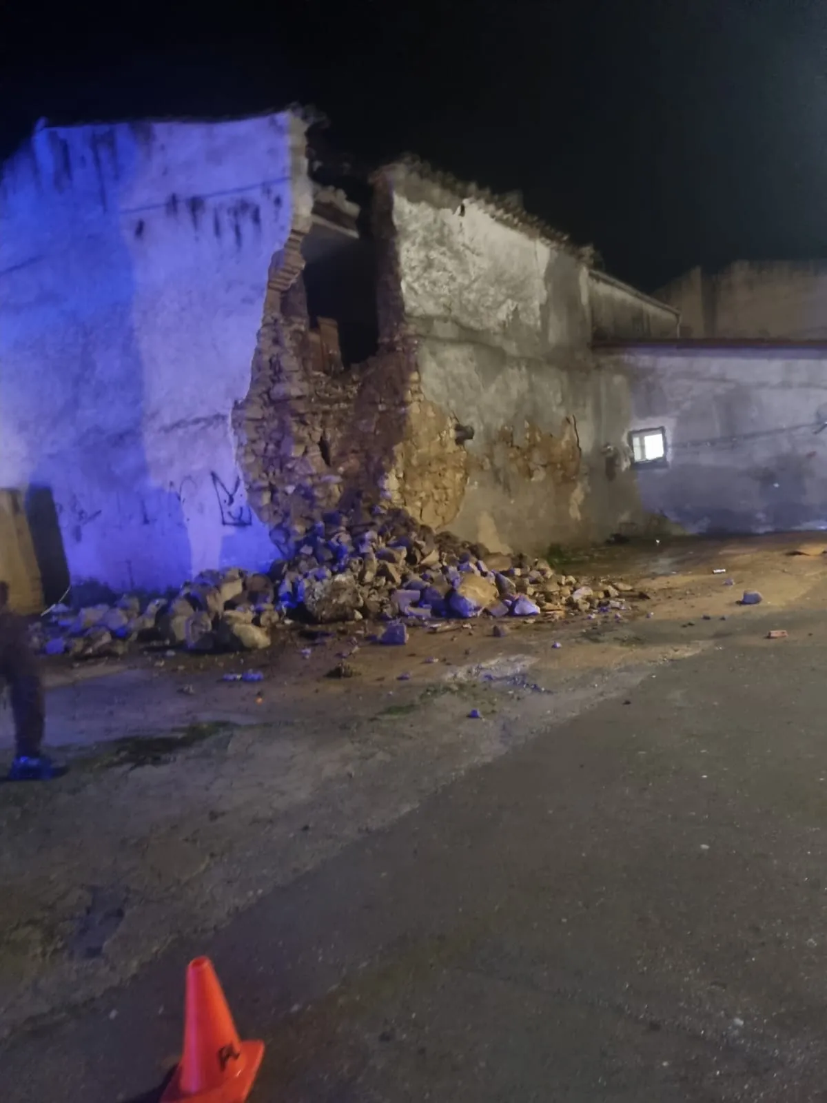 Derrumbe de la pared de una casa antigua en el Barrio el Puente 