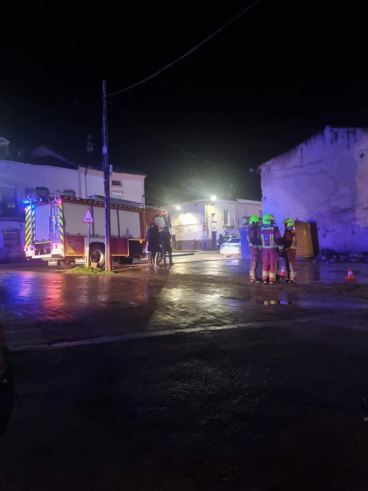 Derrumbe de la pared de una casa antigua en el Barrio el Puente 