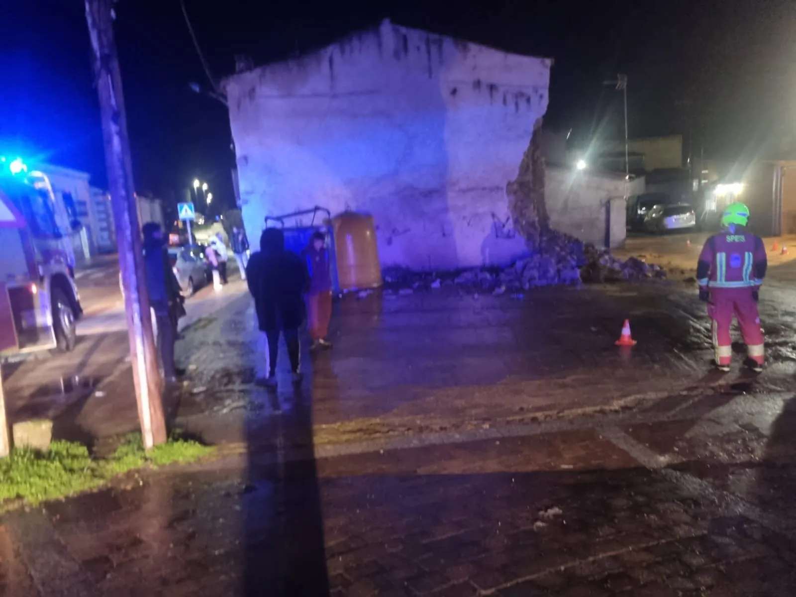 Derrumbe de la pared de una casa antigua en el Barrio el Puente 