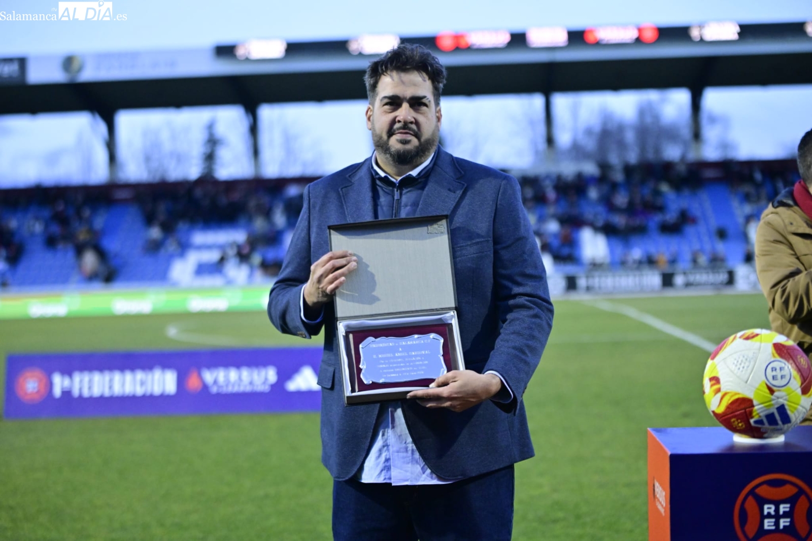 FOTOS | La afición de Unionistas muestra su cariño a Sando en su vuelta al Reina Sofía con un sentido homenaje