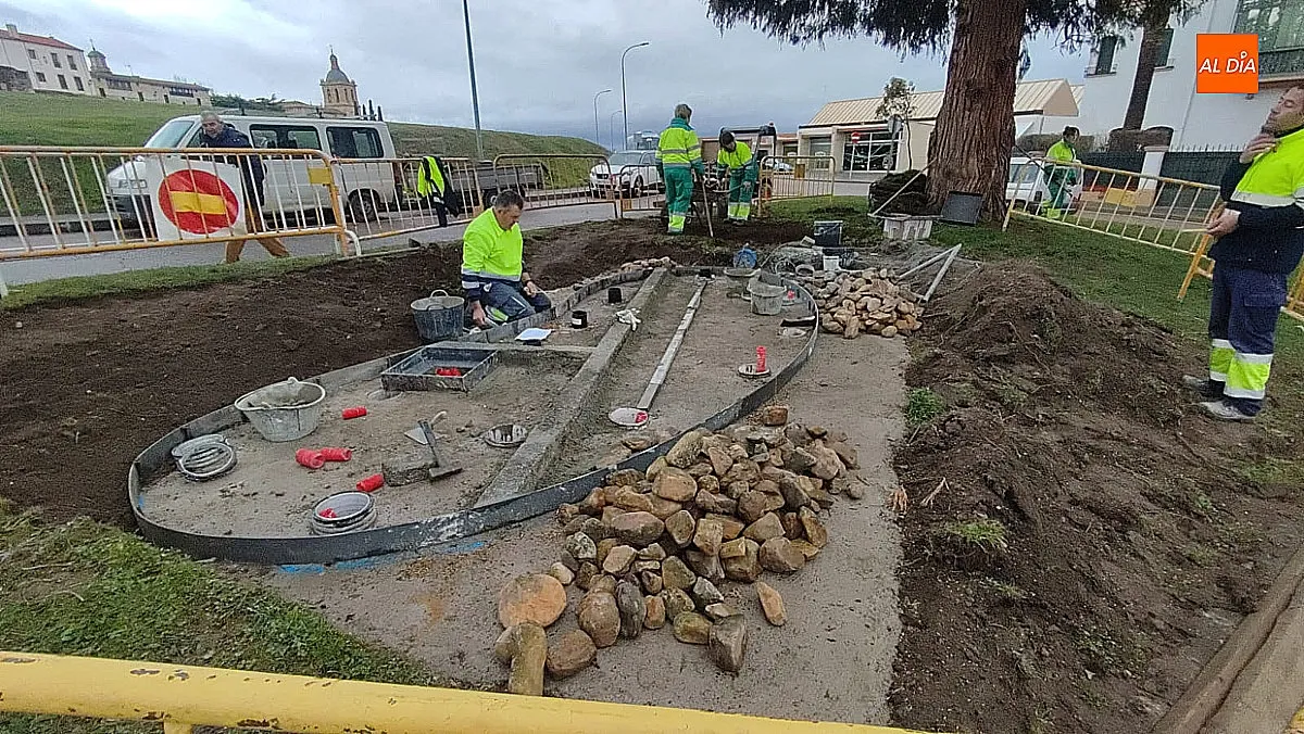 Obras de instalación para la escultura en honor al Carnaval del Toro 
