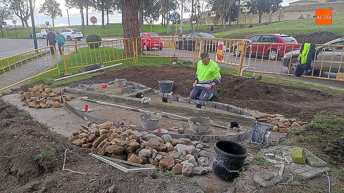 Obras de instalación para la escultura en honor al Carnaval del Toro 