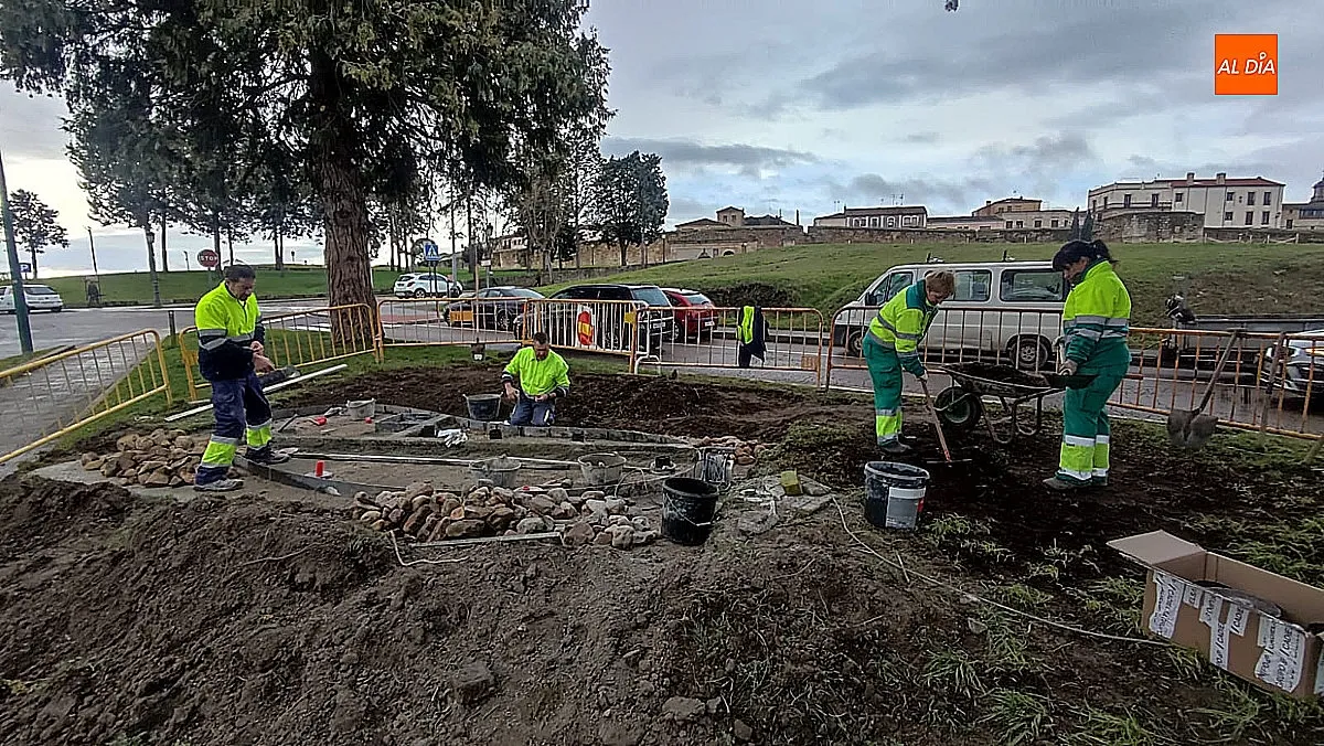Obras de instalación para la escultura en honor al Carnaval del Toro 