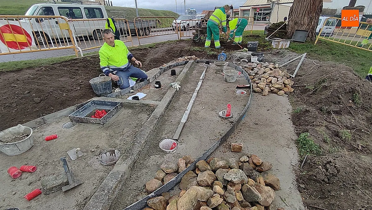 Obras de instalación para la escultura en honor al Carnaval del Toro 