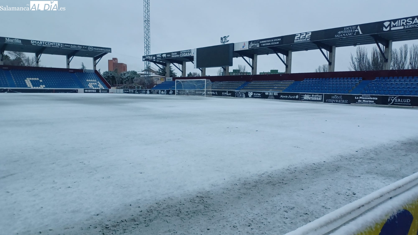 La nieve también llega al deporte salmantino: el Reina Sofía, el Helmántico o el Municipal, completamente nevados