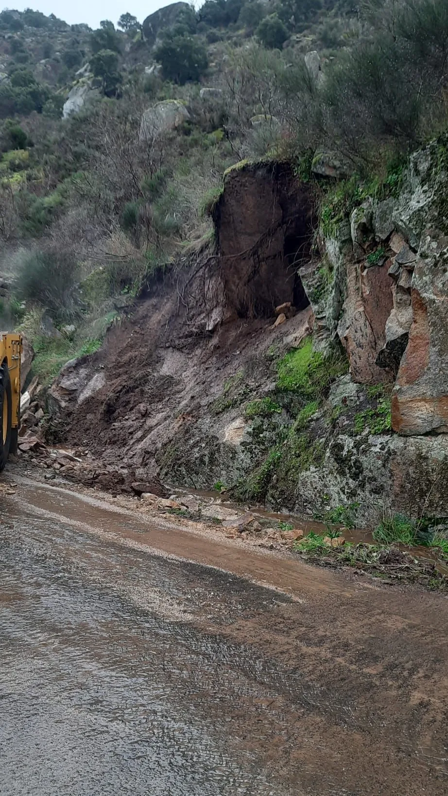 Actuación de retirada de escombro de la calzada por el Ayuntamiento de Saucelle