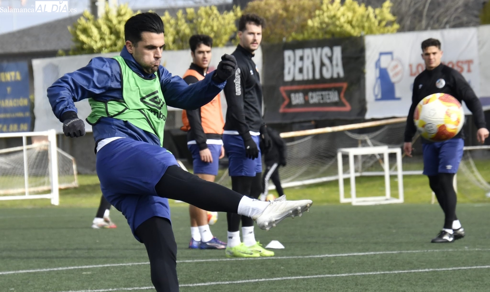 FOTOS | Serrano se asoma al grupo en el Salamanca UDS tocando balón... pero su presencia en Coruxo no es sencilla con trabajo parcial