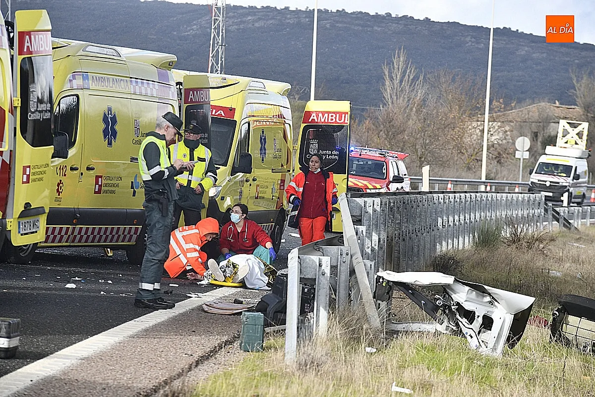 Foto 3 - Ocho heridos en una colisi&oacute;n entre un coche y un cami&oacute;n en la A-62 a su paso por Ciudad Rodrigo