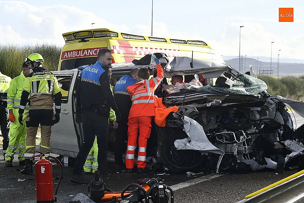 Foto 7 - Ocho heridos en una colisi&oacute;n entre un coche y un cami&oacute;n en la A-62 a su paso por Ciudad Rodrigo