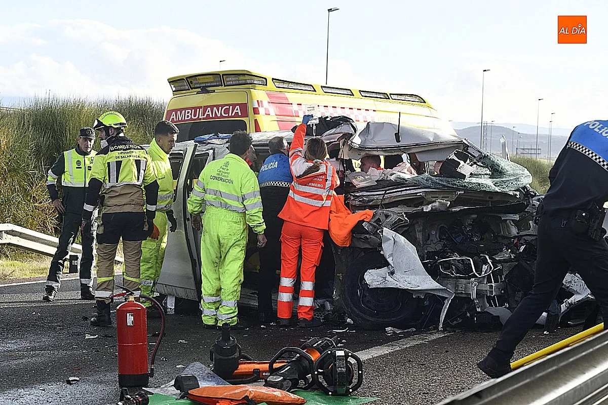 Foto 9 - Ocho heridos en una colisi&oacute;n entre un coche y un cami&oacute;n en la A-62 a su paso por Ciudad Rodrigo