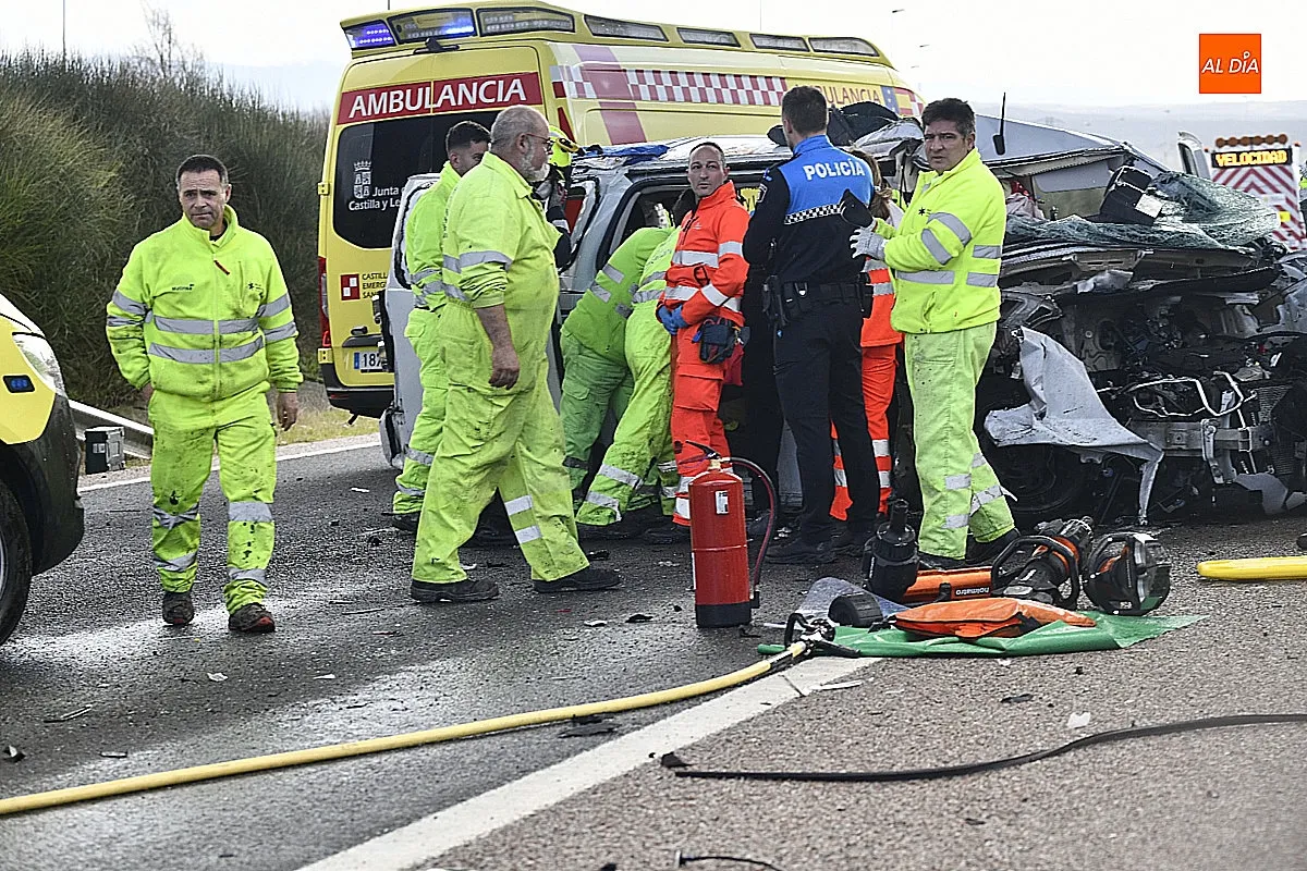 Foto 10 - Ocho heridos en una colisi&oacute;n entre un coche y un cami&oacute;n en la A-62 a su paso por Ciudad Rodrigo