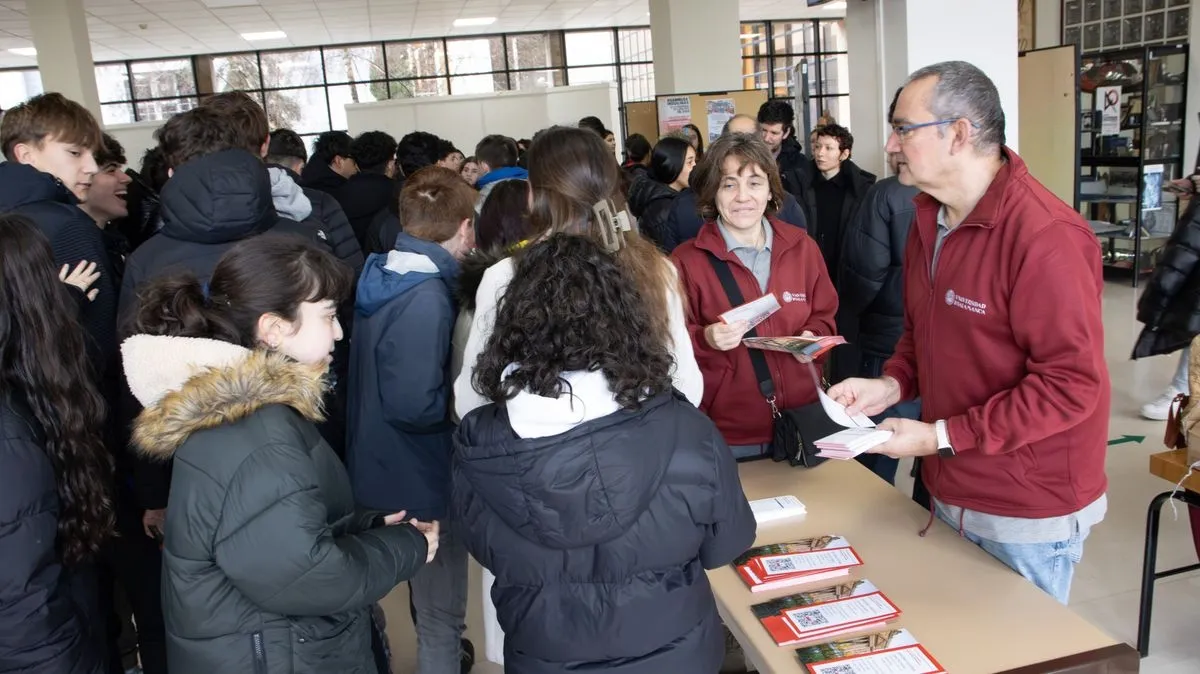 Foto 3 - M&aacute;s de 600 estudiantes de diez colegios salmantinos conocen la oferta acad&eacute;mica de la USAL