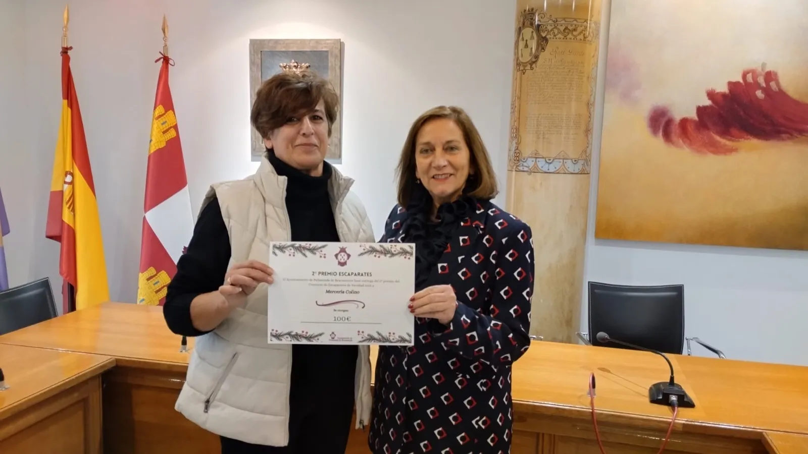 Foto 3 - El Ayuntamiento entrega los premios a los comercios mas votados en el concurso de escaparates navide&ntilde;os