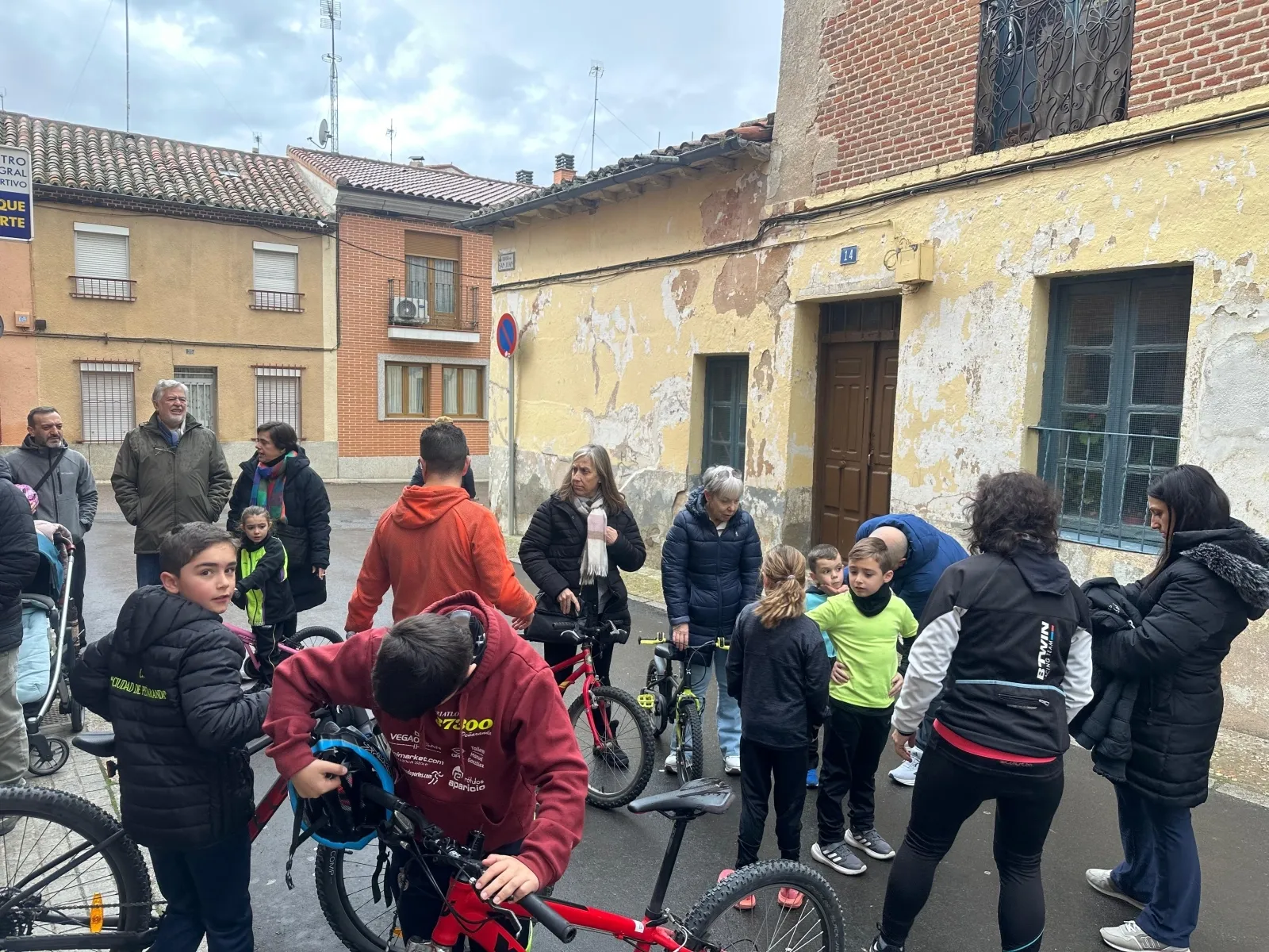 Foto 4 - El triatl&oacute;n solidario navide&ntilde;o desaf&iacute;a al fr&iacute;o y se convierte en un &eacute;xito de participaci&oacute;n y compromiso social