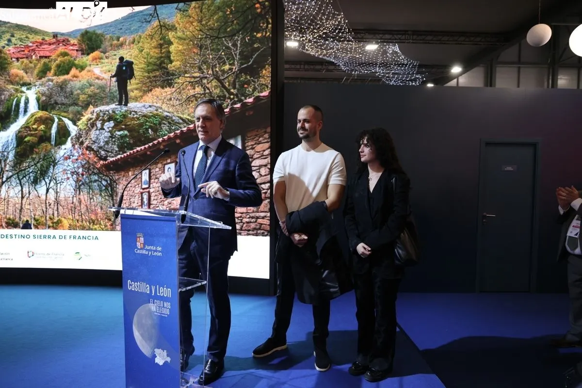 El alcalde de la ciudad, Carlos García Carbayo, presenta la propuesta de Salamanca en Fitur. Foto de David Sañudo