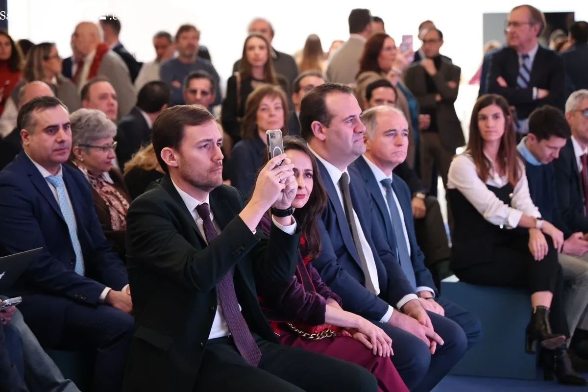 El alcalde de la ciudad, Carlos García Carbayo, presenta la propuesta de Salamanca en Fitur. Foto de David Sañudo