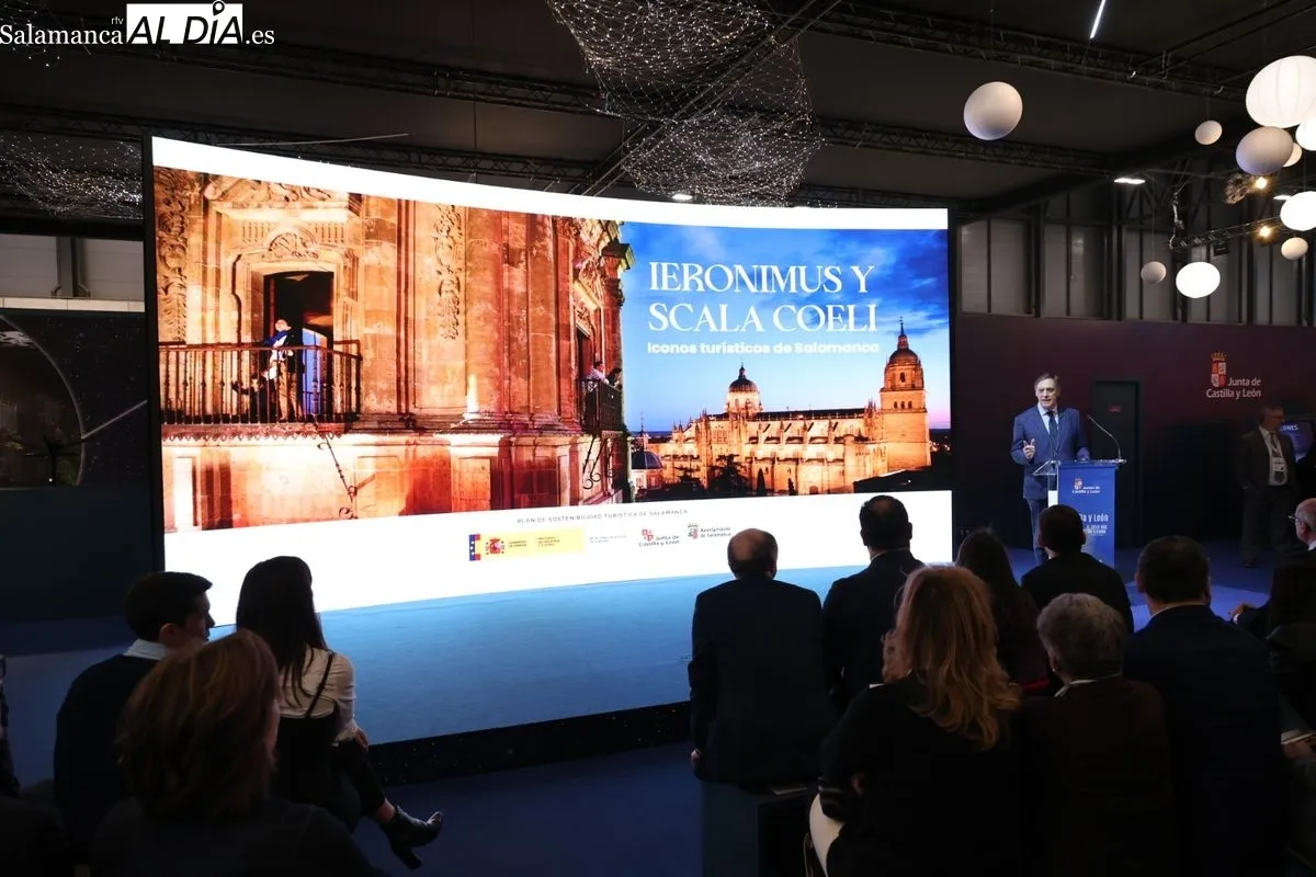 El alcalde de la ciudad, Carlos García Carbayo, presenta la propuesta de Salamanca en Fitur. Foto de David Sañudo