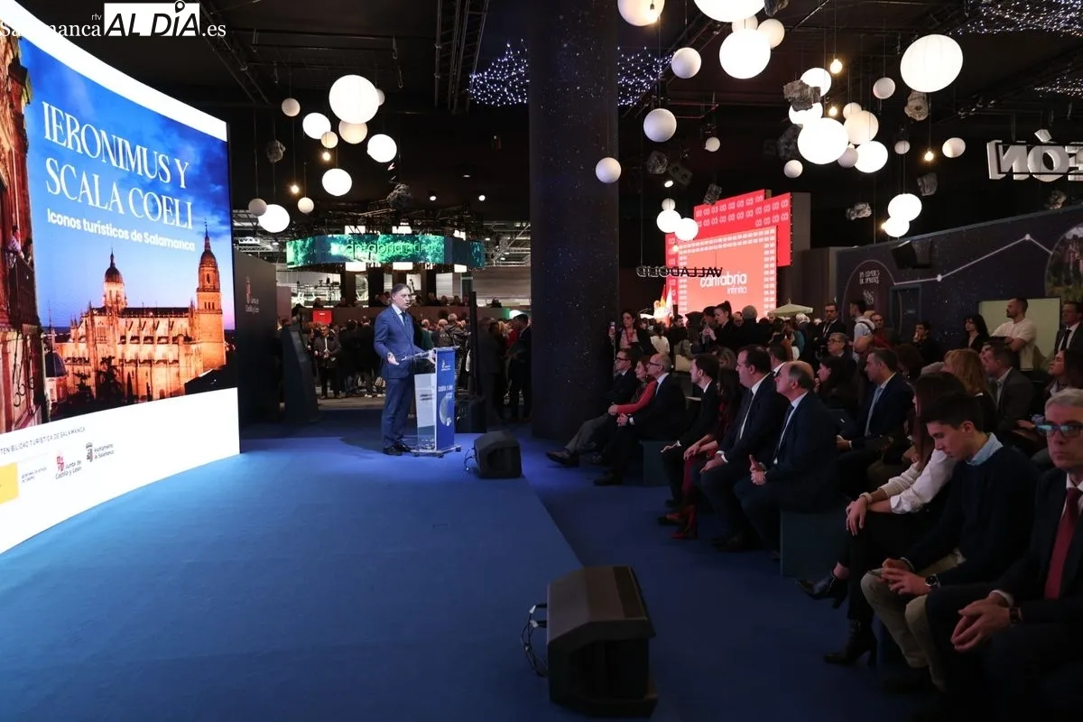 El alcalde de la ciudad, Carlos García Carbayo, presenta la propuesta de Salamanca en Fitur. Foto de David Sañudo