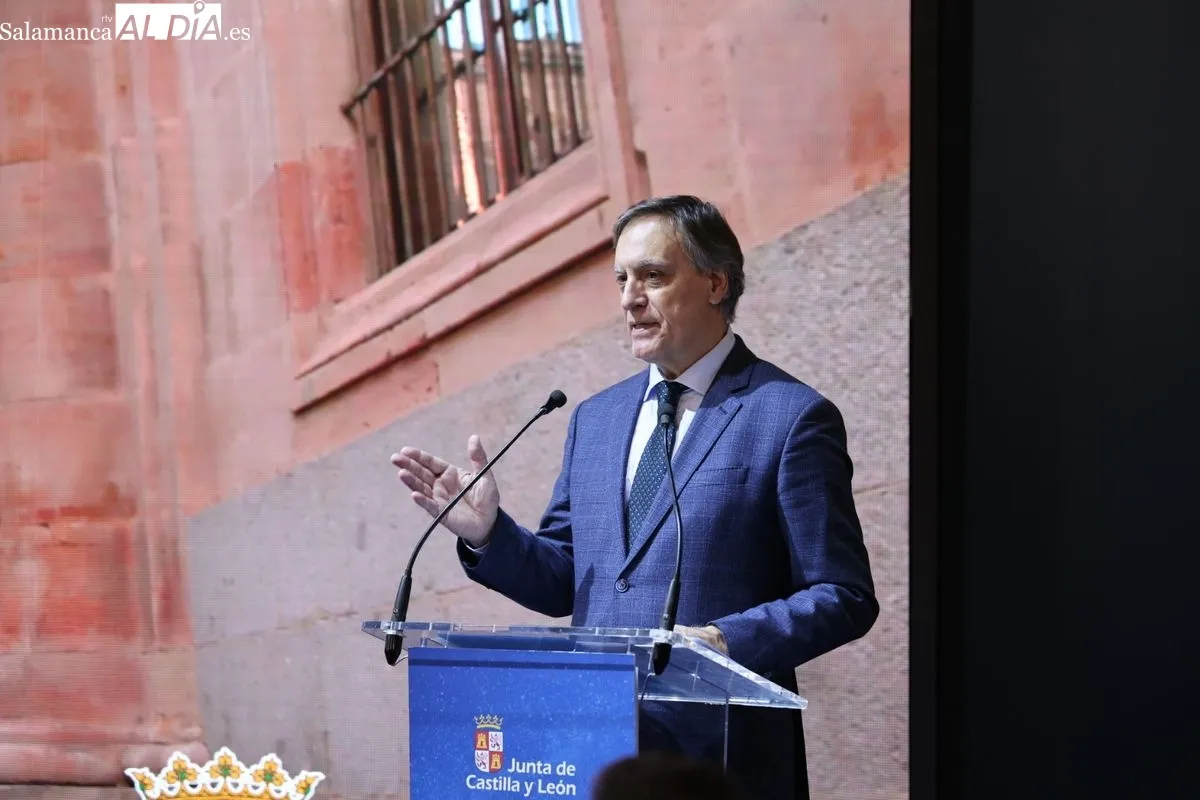 El alcalde de la ciudad, Carlos García Carbayo, presenta la propuesta de Salamanca en Fitur. Foto de David Sañudo