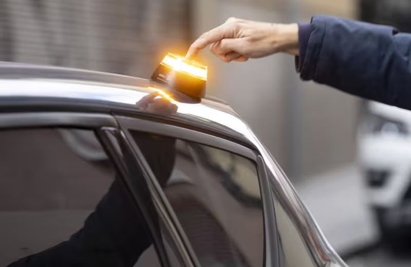 Dudas de la baliza V16: es anónima y no espía al conductor