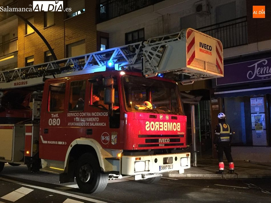Incendio de dos coches en la calle Pico del Naranco de Salamanca