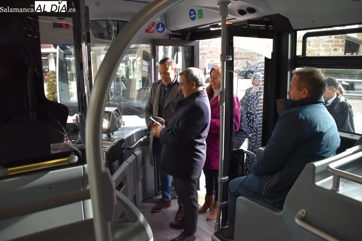El consejero de Movilidad, José Luis Sanz Merino, anuncia en Carbajosa de la Sagrada la mejora de frecuencias y el ahorro de un millón de euros anuales para los ayuntamientos del alfoz. Foto Toni Sánchez