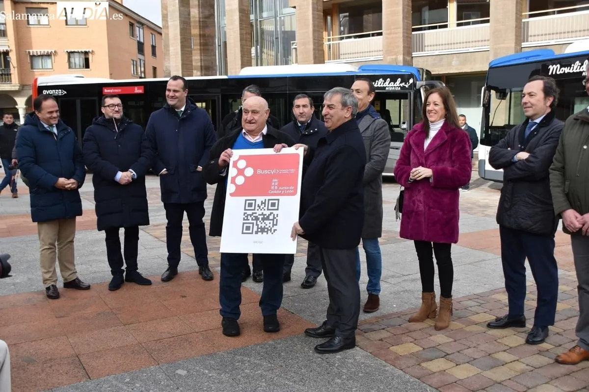 El consejero de Movilidad, José Luis Sanz Merino, anuncia en Carbajosa de la Sagrada la mejora de frecuencias y el ahorro de un millón de euros anuales para los ayuntamientos del alfoz. Foto Toni Sánchez