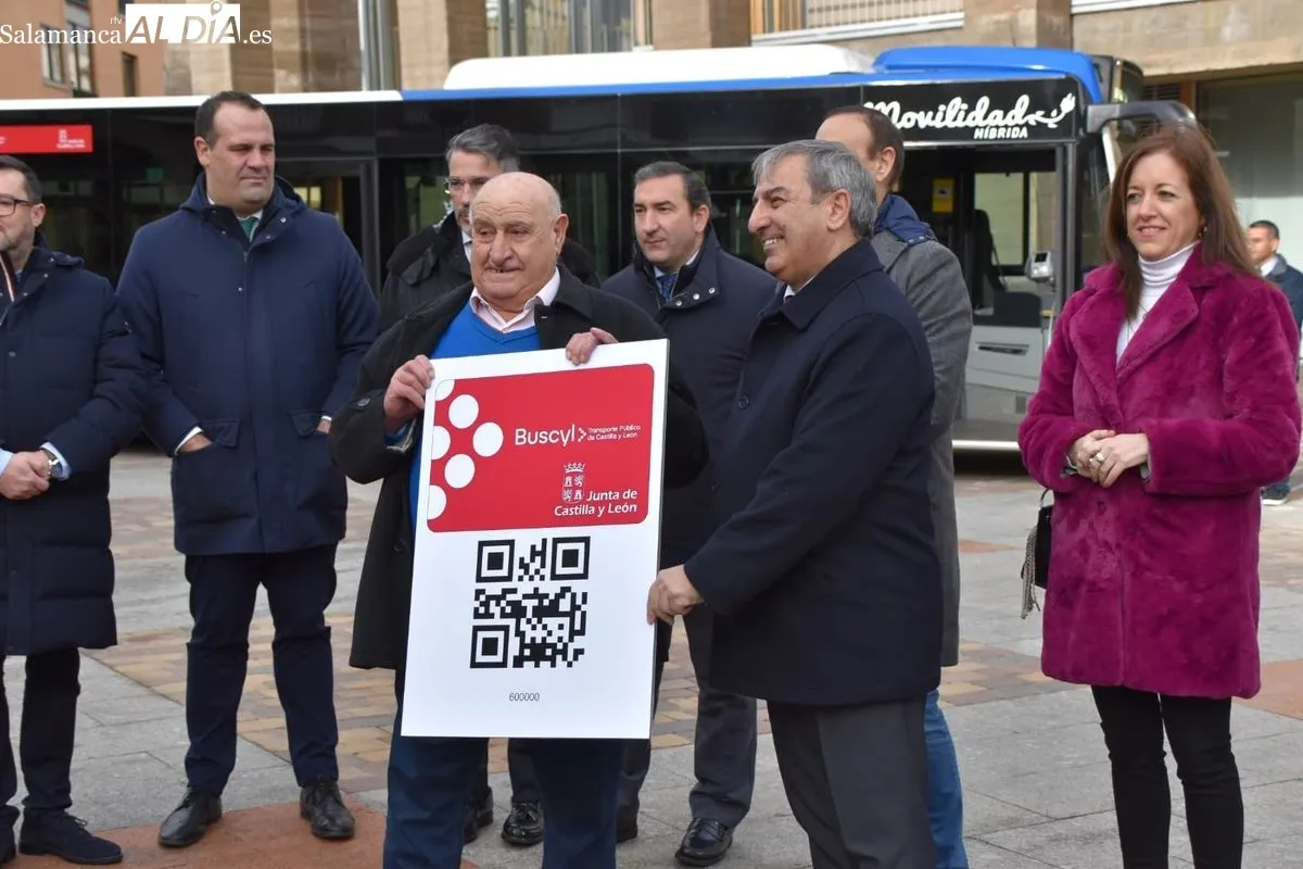 El consejero de Movilidad, José Luis Sanz Merino, anuncia en Carbajosa de la Sagrada la mejora de frecuencias y el ahorro de un millón de euros anuales para los ayuntamientos del alfoz. Foto Toni Sánchez