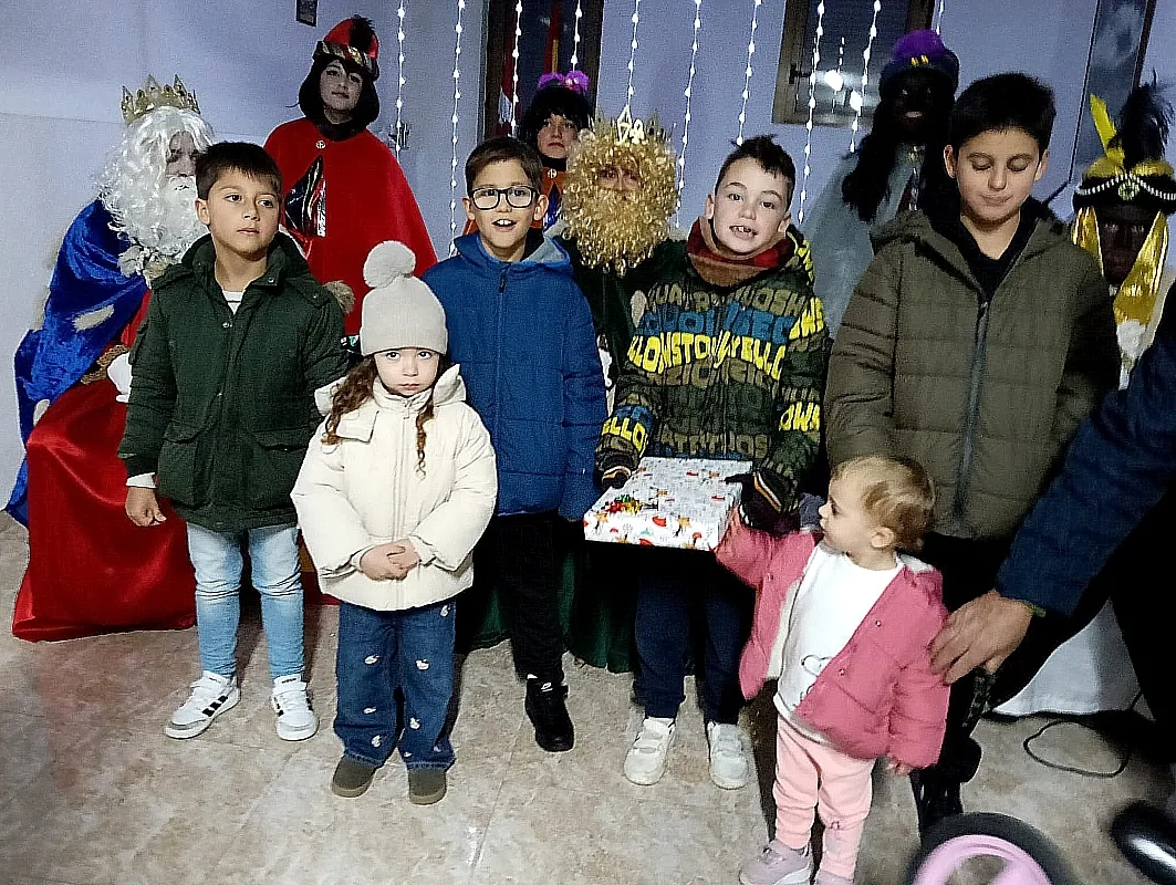 Los más pequeños de El Bodón reciben a los Reyes Magos