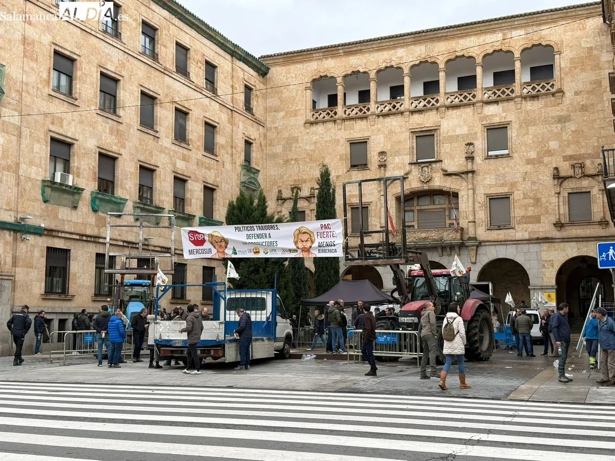 A las cinco de la tarde, aún había tractores en la Gran Vía. Foto: Vanesa Martins