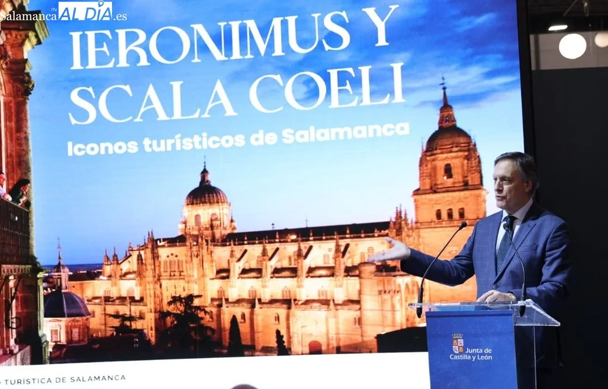 El alcalde de la ciudad, Carlos García Carbayo, presenta la propuesta turística de Salamanca en FITUR. Foto David Sañudo