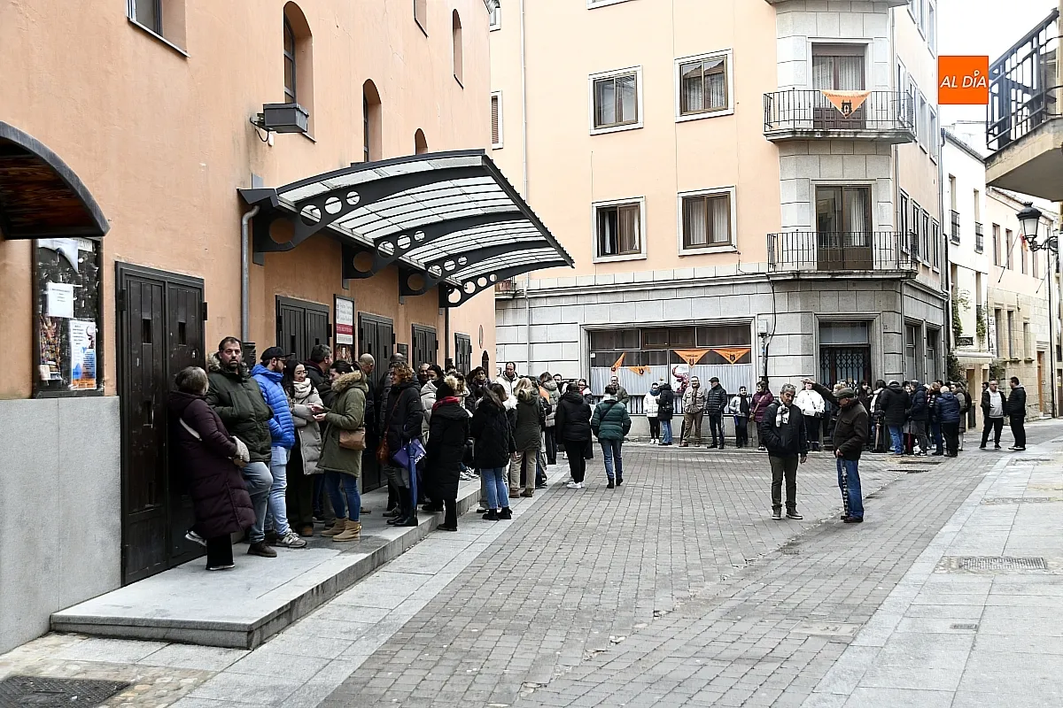 Cola para sacar entrada de los eventos alternativos al toro