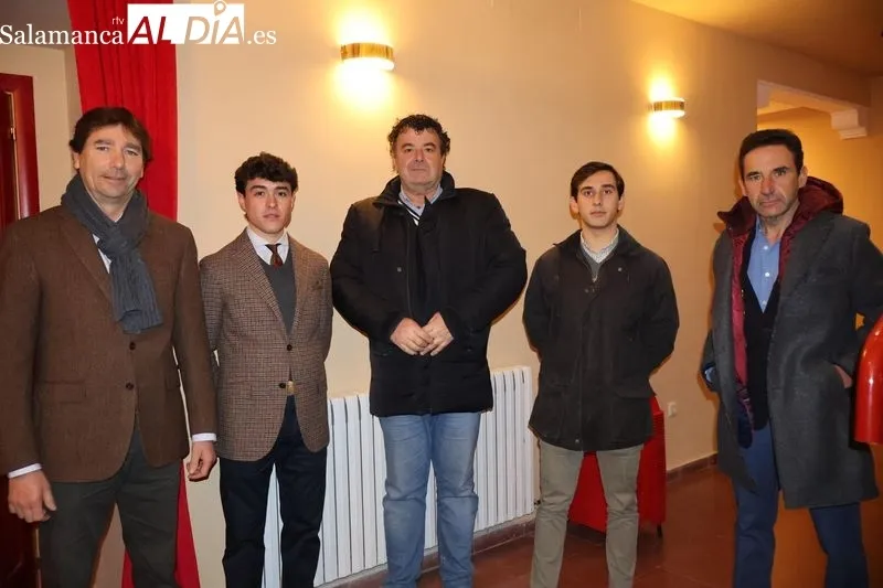 Foto 6 - El futuro de la fiesta y el campo charro centran el debate taurino en Alba de Tormes
