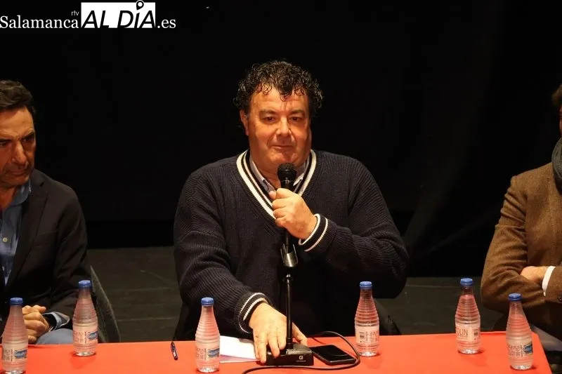 Foto 4 - El futuro de la fiesta y el campo charro centran el debate taurino en Alba de Tormes