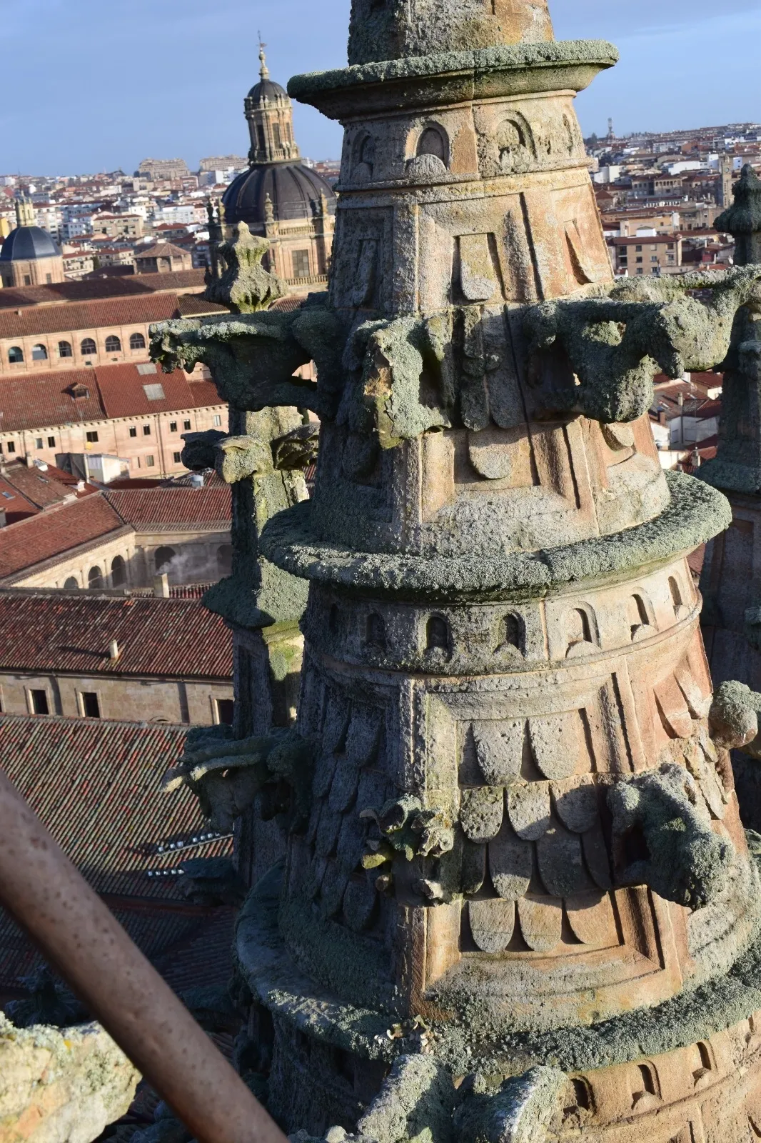 Foto 2 - La ca&iacute;da de dos piedras de arenisca en la Catedral Nueva se salda sin da&ntilde;os personales ni materiales