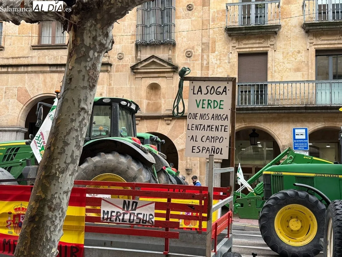 A las cinco de la tarde, aún había tractores en la Gran Vía. Foto: Vanesa Martins