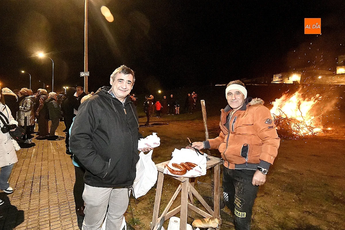 Foto 2 - El fuego de San Ant&oacute;n vuelve a iluminar el Glacis de la Muralla
