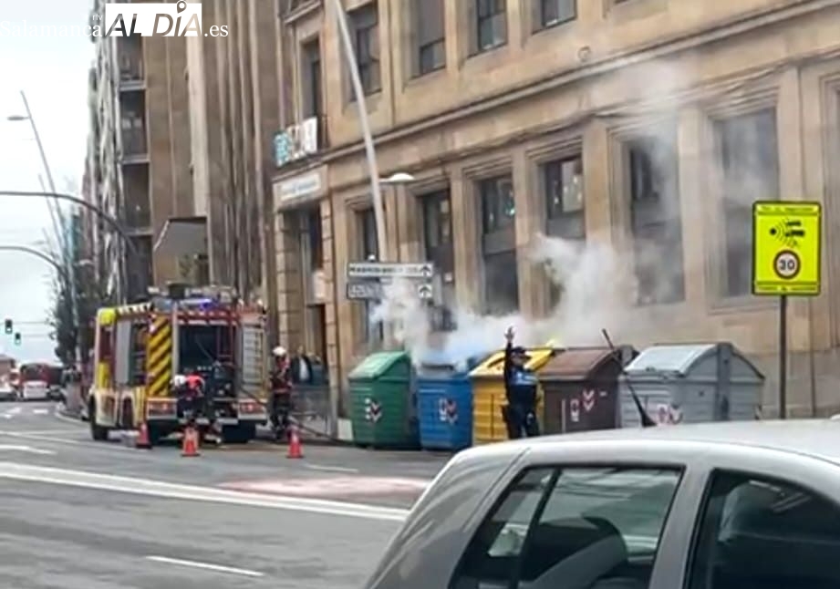 Incendio de un contenedor en el paseo de Canalejas, Salamanca