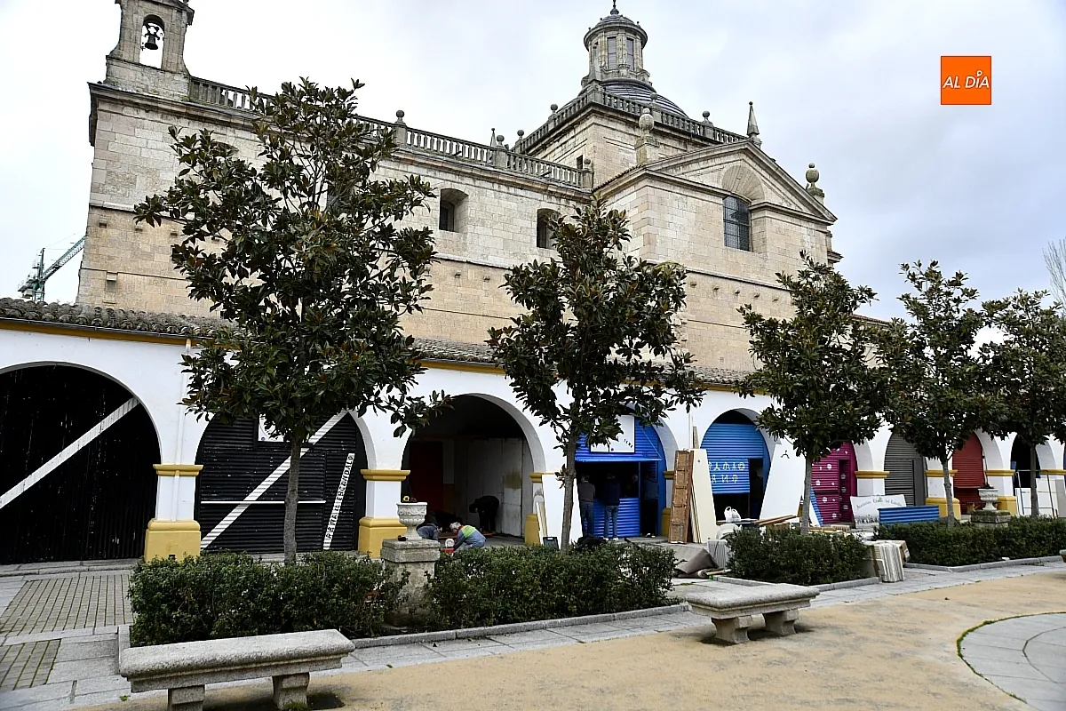 La instalación de las casetas de Carnaval, auténticos núcleos de convivencia.