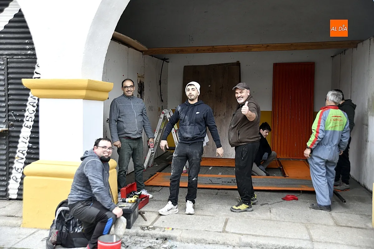 La instalación de las casetas de Carnaval, auténticos núcleos de convivencia.