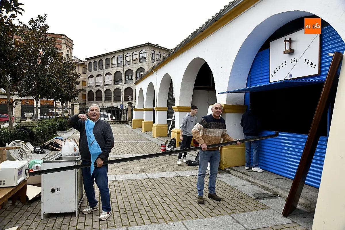 La instalación de las casetas de Carnaval, auténticos núcleos de convivencia.