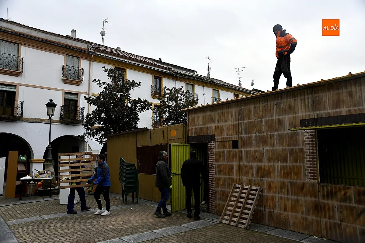 La instalación de las casetas de Carnaval, auténticos núcleos de convivencia.