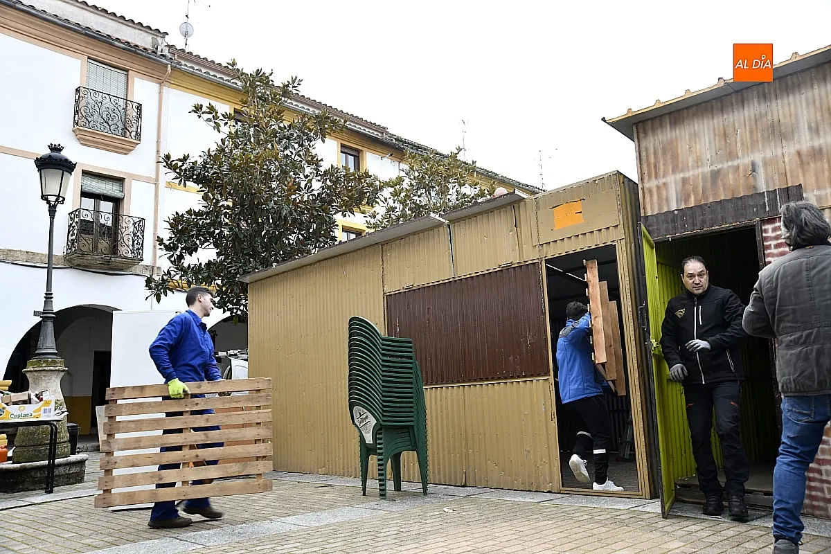 La instalación de las casetas de Carnaval, auténticos núcleos de convivencia.