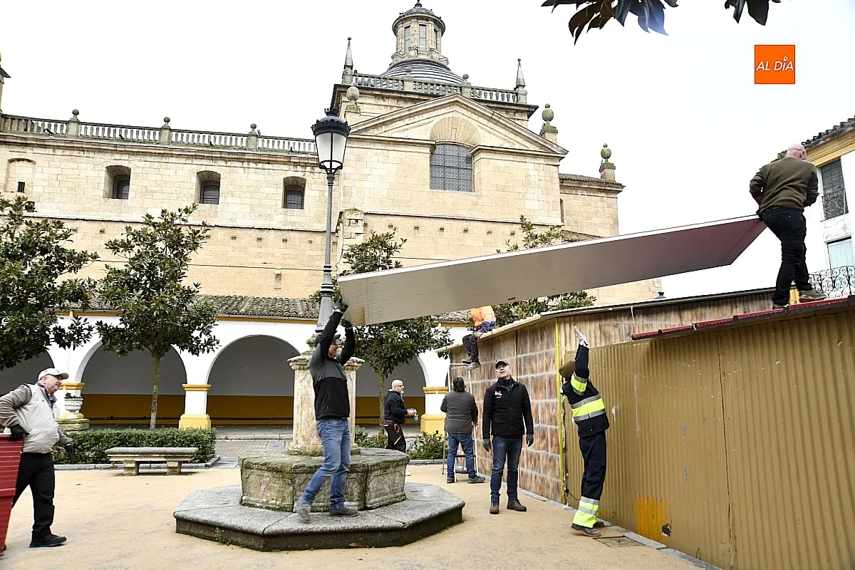La instalación de las casetas de Carnaval, auténticos núcleos de convivencia.